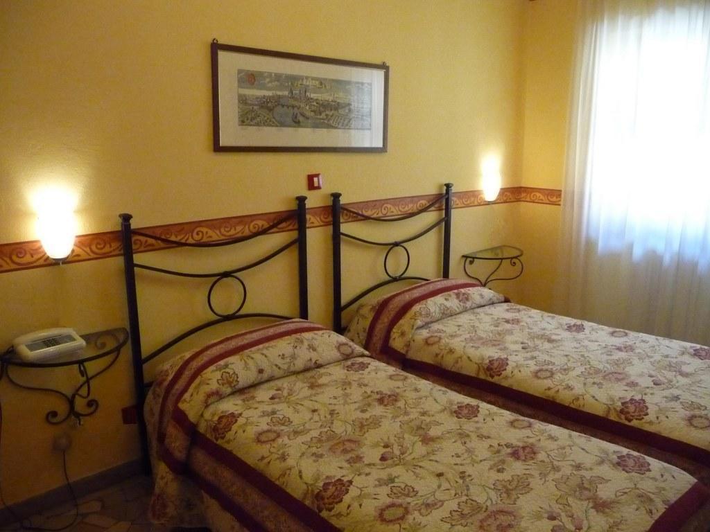 Hotel Ariston Pisa Rum bild