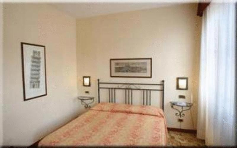 Hotel Ariston Pisa Rum bild